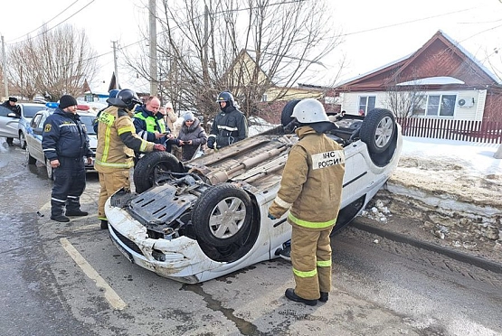 В Никольске спасатели достали водителя из перевернувшегося автомобиля