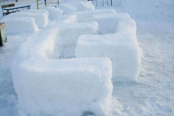 Зареченцы своими руками построили снежный лабиринт для малышей