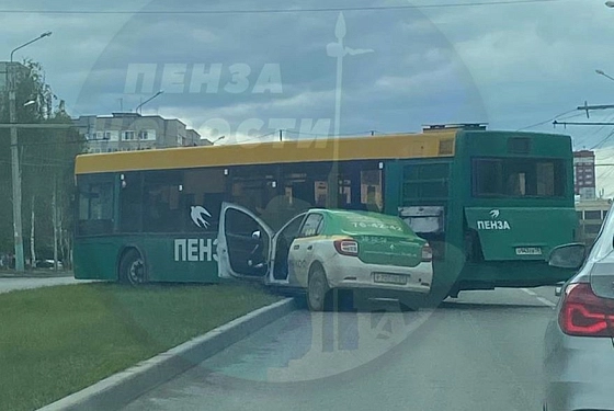 В Пензе столкнулись автобус №130 и такси