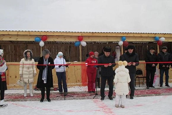 В Сосновоборске на территории школы №3 открылась хоккейная коробка