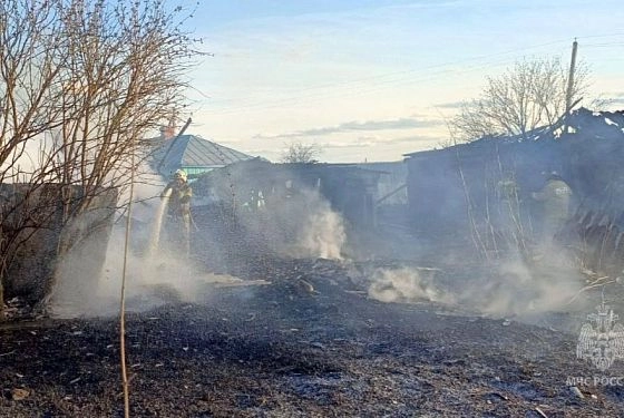 В Каменском районе мужчина сжег сухую траву вместе с соседским домом