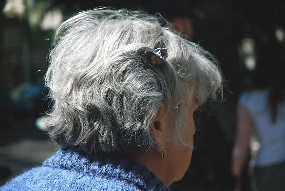 В Пензе 90-летняя бабушка выбросила 100 тысяч рублей с балкона