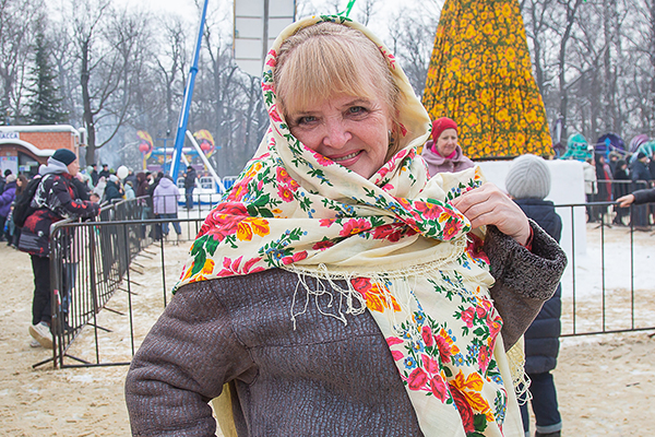 Елена Тулаева в ярком платке