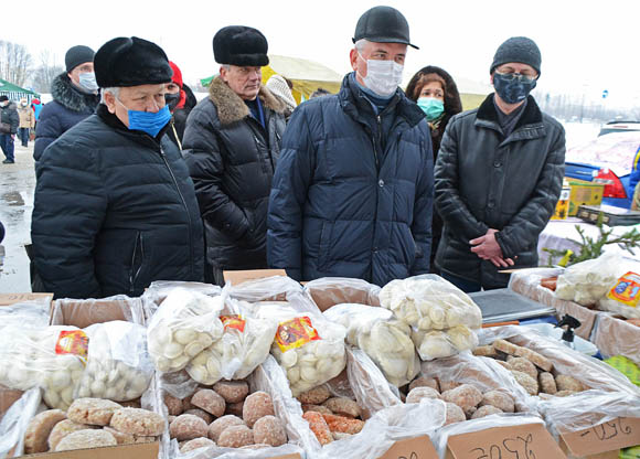 Открылась ярмарка. Ярмарка Пенза. Пенза рынок ярмарка. Отурылась ярмарка на Ново Вакзальной рынок. Зимняя ярмарка в Пензе в центре.