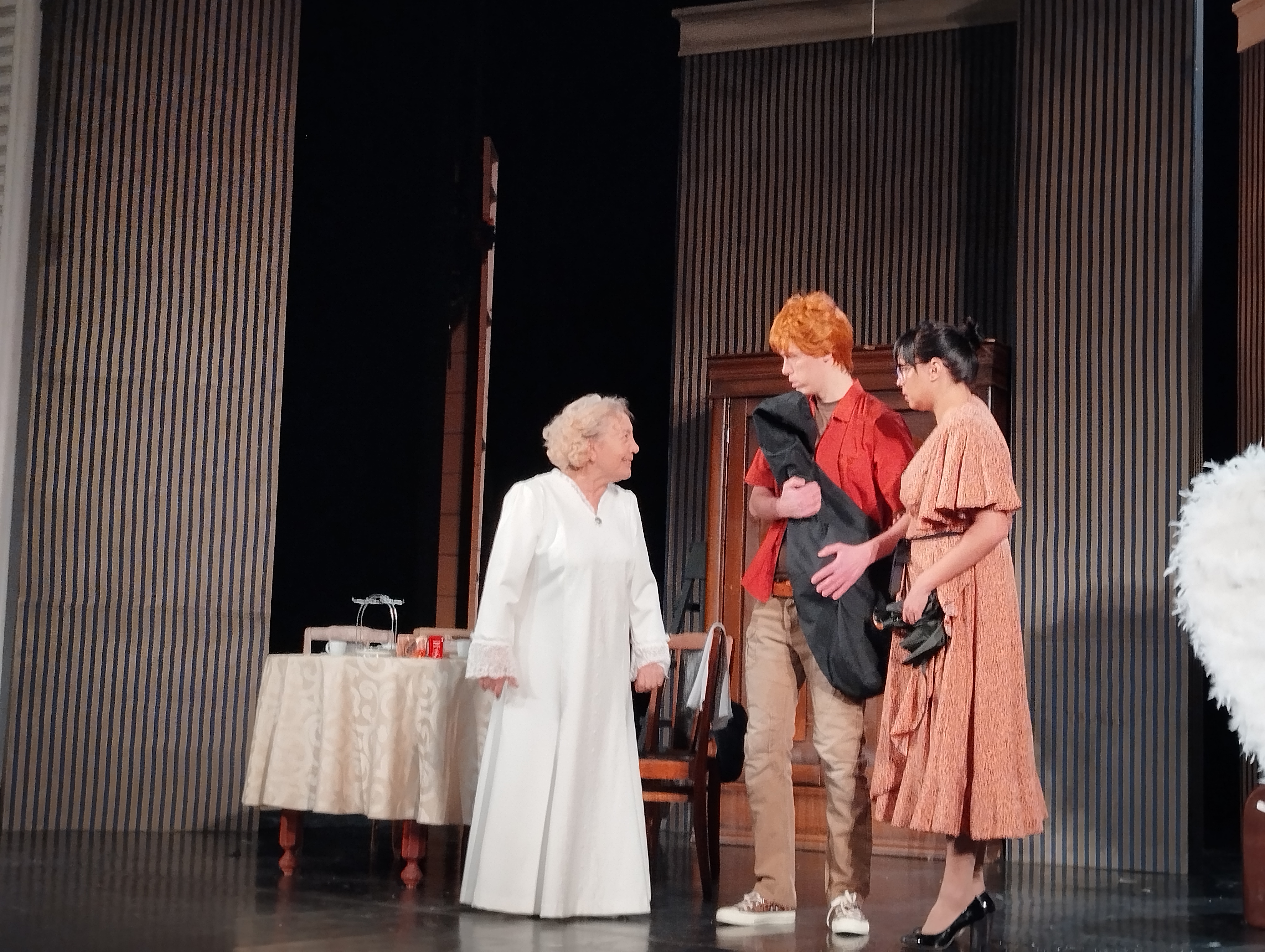 Роль бывшей фронтовички исполняет Галина Репная