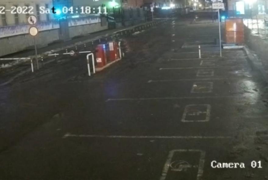 Неизвестный сломал шлагбаум около парковки на улице Кирова