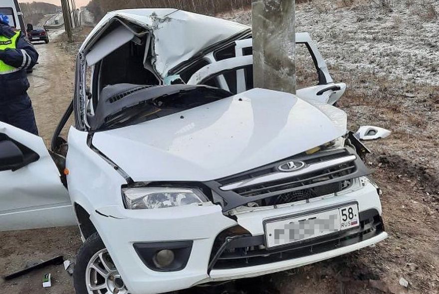 В Пензенской области два автомобиля врезались в ограждение