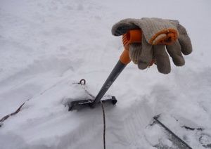 В Кузнецке тракторист, счищая снег, упал с крыши вокзала