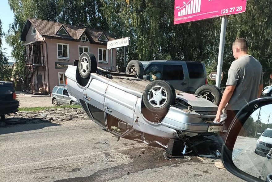 В Богословке автомобиль перевернулся вверх колесами