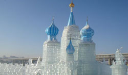 Пензенские скульпторы помогают москвичам строить снежный городок