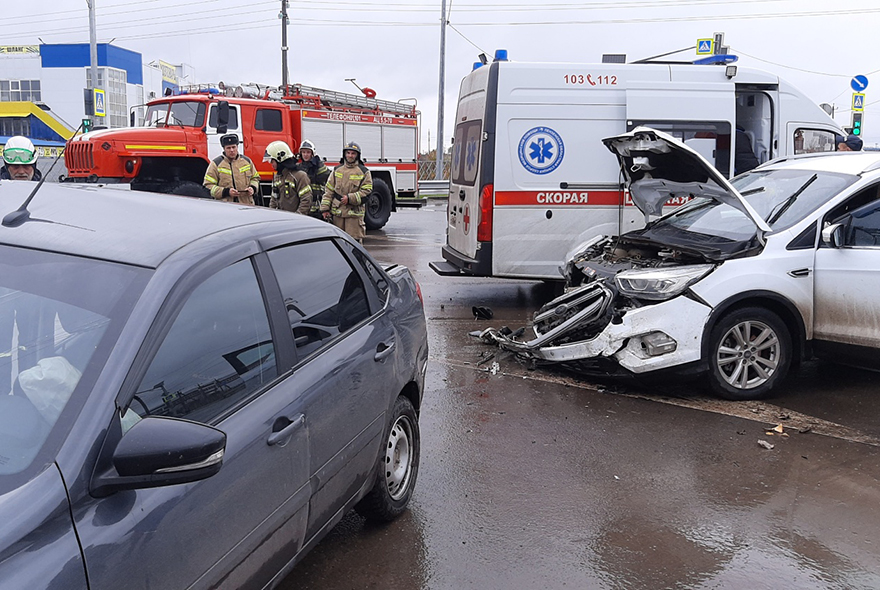 В Пензе спасатели помогли пассажиру выбраться из автомобиля после ДТП