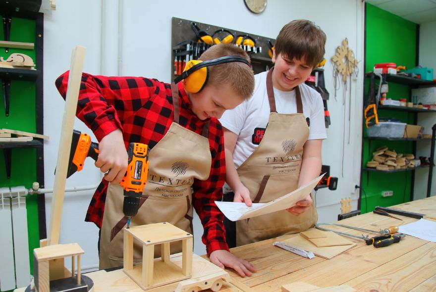Гаджеты отложены — стружка летит: юные пензенцы осваивают столярное дело