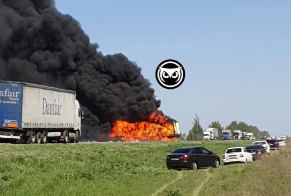 Опубликовано видео страшного пожара на трассе под Кузнецком