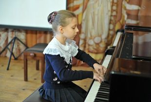 Юная пензенская пианистка стала лауреатом Международного фестиваля «Веселая радуга — 2013»