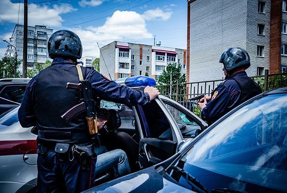 В Пензе задержали мужчину, разбивавшего стекло автомобиля