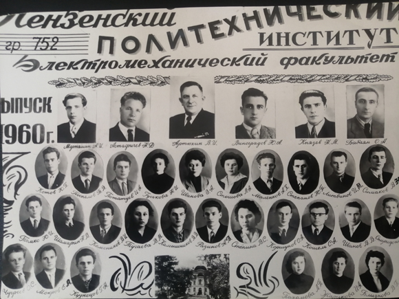 Такие фото хранятся в альбоме каждого выпускника.