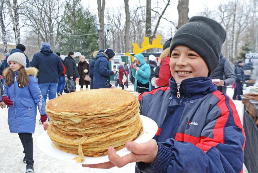 Огромный блин на Масленицу