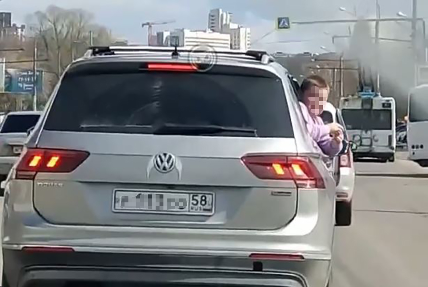 В Пензе автолюбительницу наказали за высунувшегося из окна ребенка