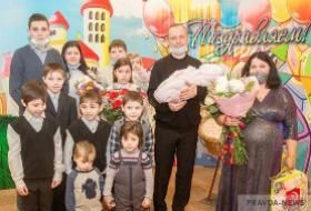 Пензенцев поздравляет с Новым Годом многодетная семья Скоморох