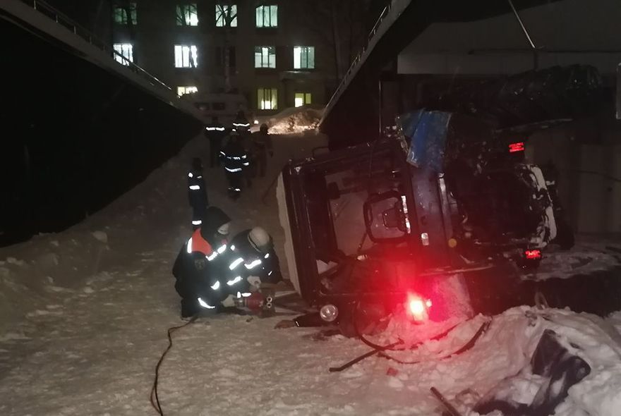 В Пензе спасатели помогли водителю упавшего у перинатального центра трактора