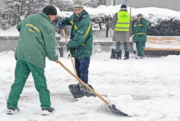 Коммунальщики проводят работы по очистке Пензы от снега