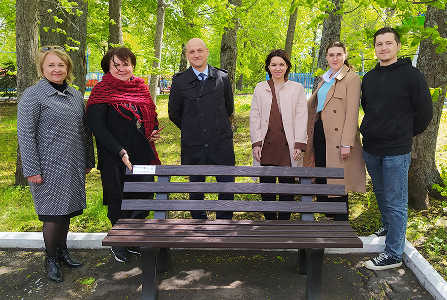 В парке им. Белинского по инициативе Сбера установлена скамья из переработанного пластика