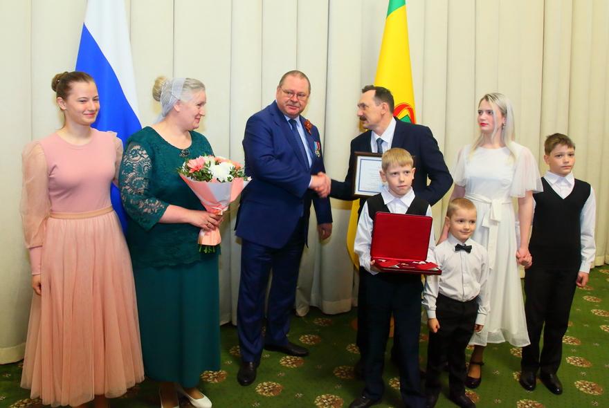 Олег Мельниченко вручил награды выдающимся жителям Пензенской области  