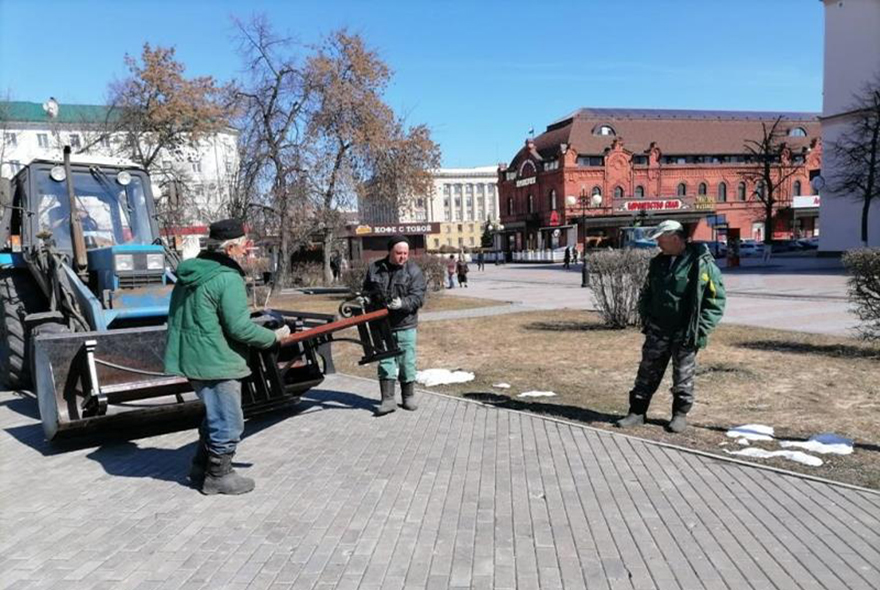 В Пензе на улице Московской устанавливают скамейки