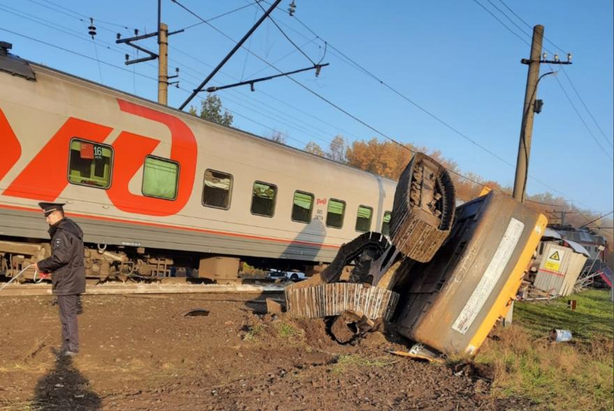 В Пензенской области пассажирский поезд столкнулся с КАМАЗом