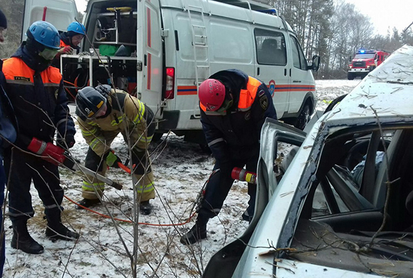 Спасатели достали из авто тела погибших в ДТП под Кузнецком