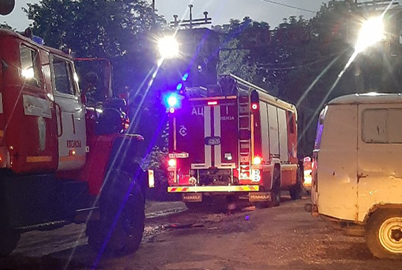 В Пензе ночью загорелось здание завода ЗИФ
