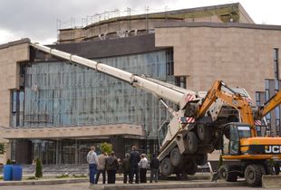 В Пензе на строящееся здание филармонии упала стрела крана