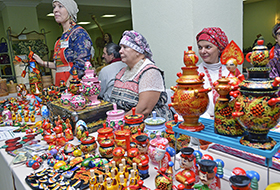 Народные умельцы привезли в Пензу расписные украшения и кукол 