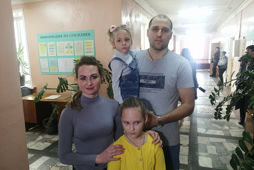 Олег Мельниченко вручил жилищный сертификат многодетной семье Самочкиных