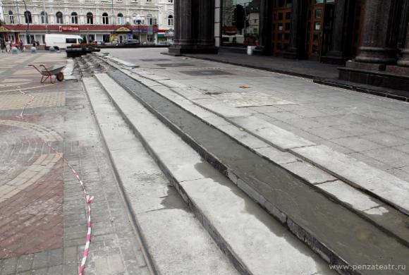 В Пензенском драмтеатре ремонтируют ступени главного входа 