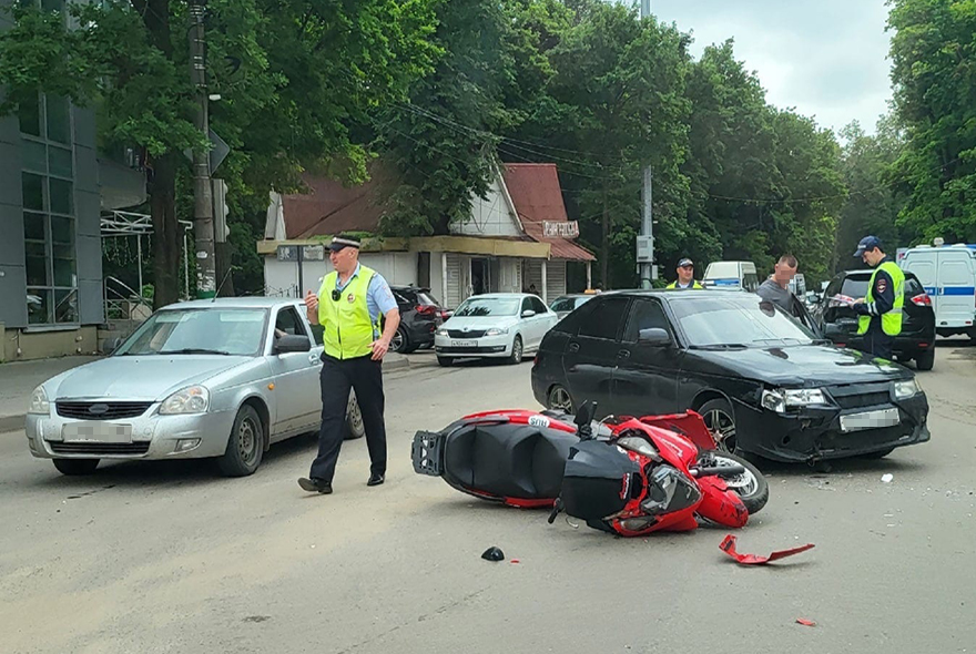 В Пензе на ул. Ленинградской мотоциклист попал в ДТП