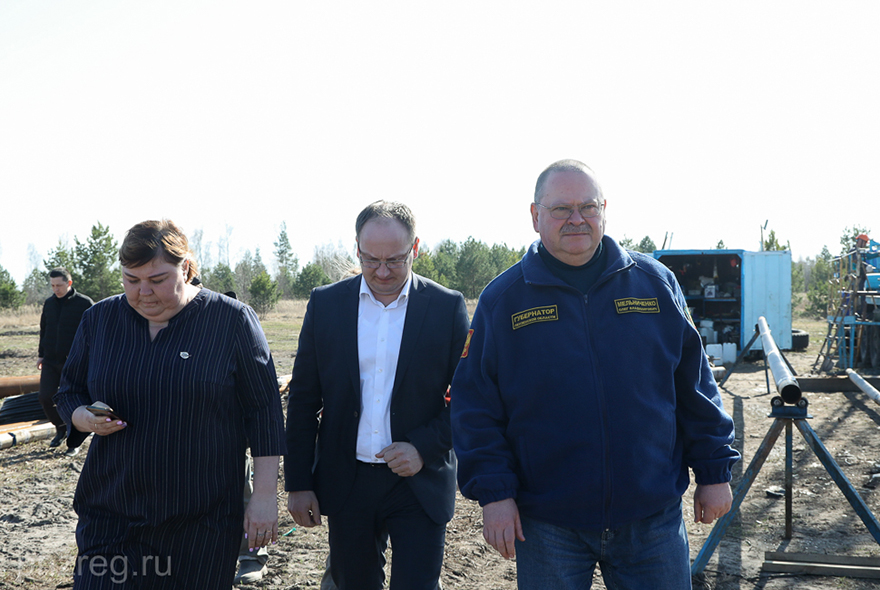 Олег Мельниченко проконтролировал ход строительства водопровода в Шемышейке