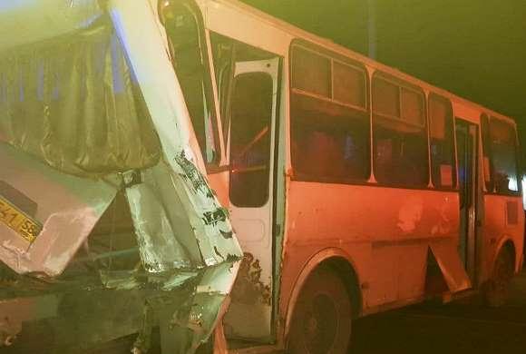 Мельниченко поручил оказать помощь пострадавшим в ДТП пассажирам автобуса
