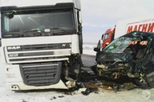 В ГИБДД уточнили количество пострадавших при столкновении микроавтобуса с грузовиком