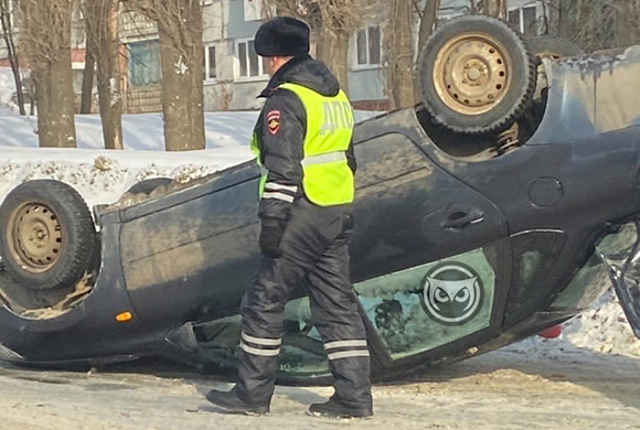 В Пензе на ул. 8 Марта перевернулся автомобиль