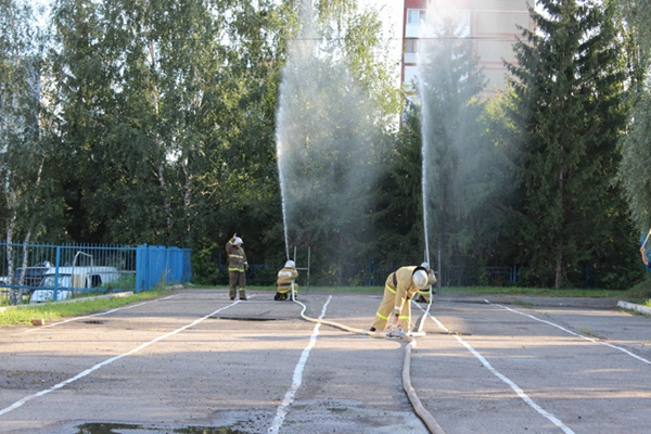 В Пензе спасатели посоревновались в «стрельбе» из пожарного рукава