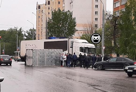 В Пензе на ул. Ленина после ДТП перевернулся грузовик