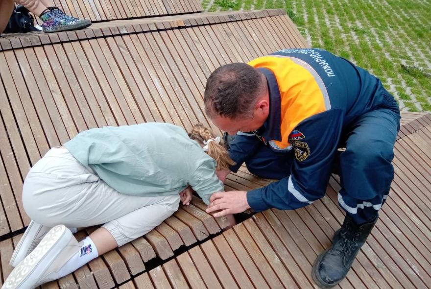 В Пензе спасатели помогли девочке освободить застрявшую в лавочке руку