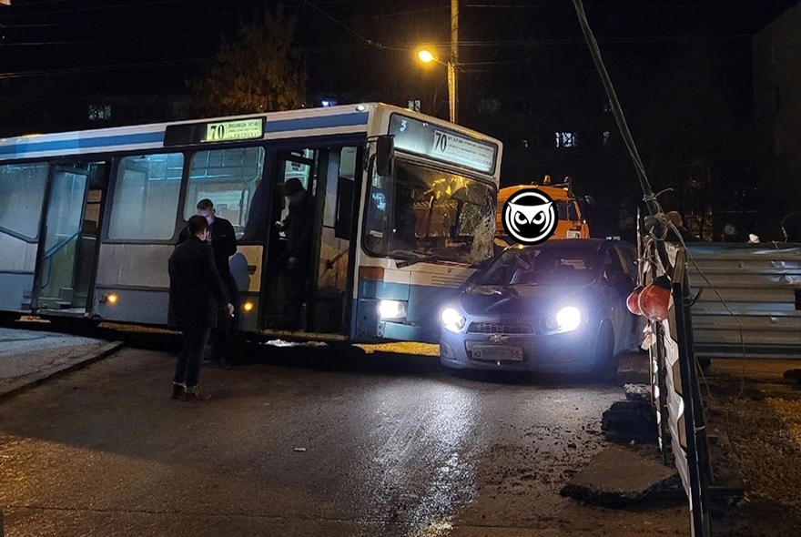 В Пензе автобус столкнулся с легковым автомобилем