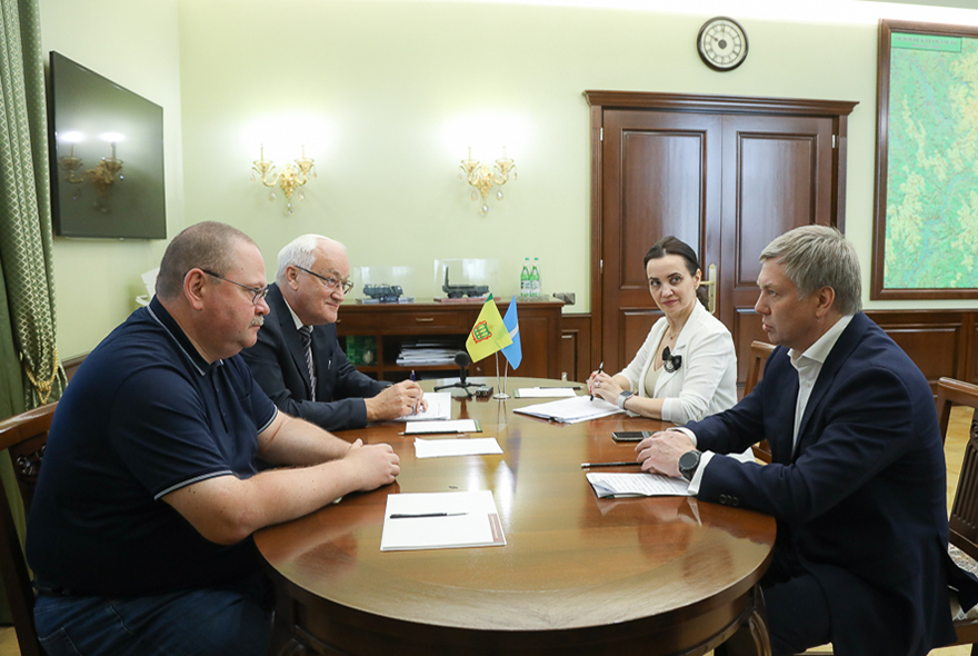 Олег Мельниченко обсудил сотрудничество с губернатором Ульяновской области Алексеем Русских