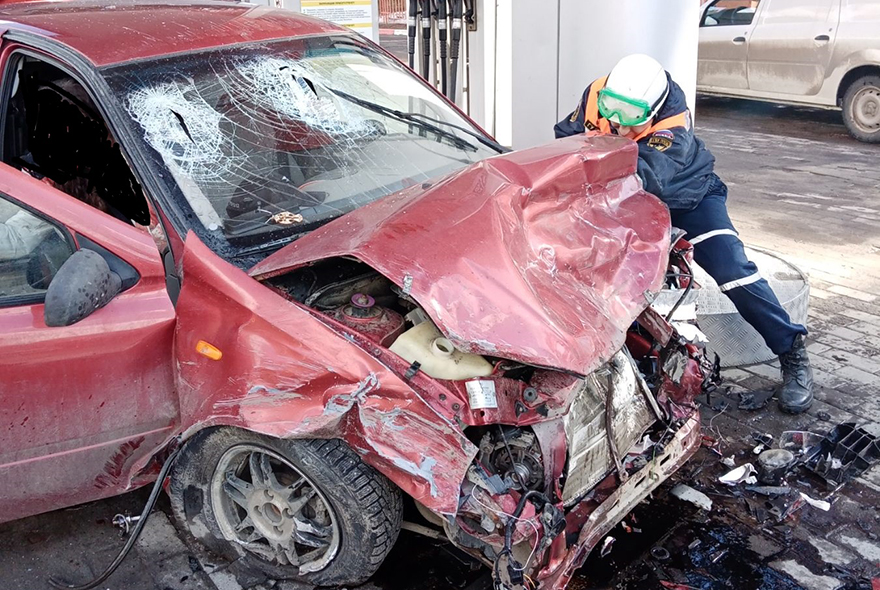 Спасатели ликвидировали последствия жесткого ДТП на автозаправке в Пензе