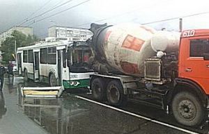 В Пензе на «зебре» троллейбус врезался в КАМАЗ