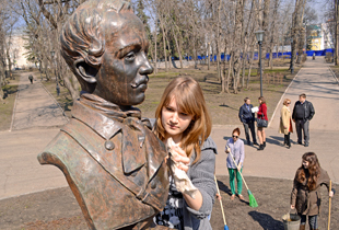 В Пензе отмыли бюст Лермонтова