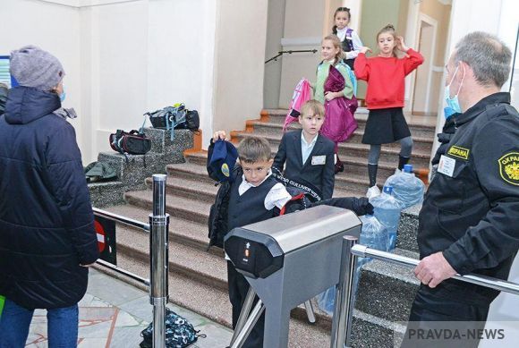 Мельниченко пояснил ситуацию с QR-кодами для родителей в школах