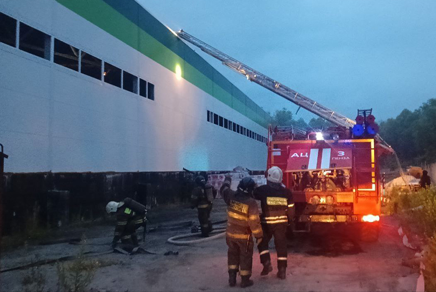 В Кривозерье горящее здание тушит 41 пожарный